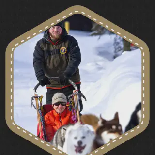 /img/4556-honeymoon-travel-insurance-happy-couple.webp