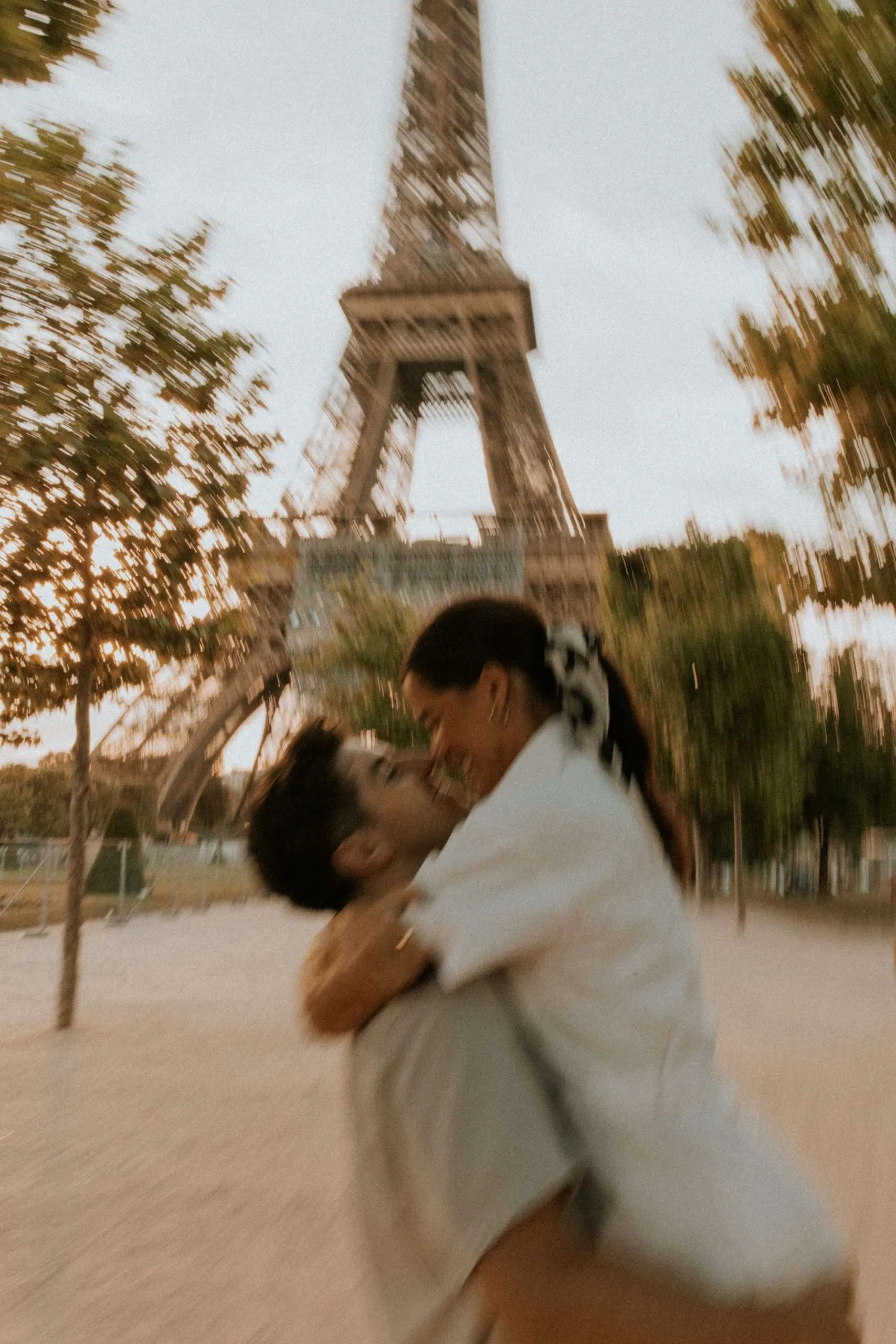 /img/4581-romantic-attire-paris.webp