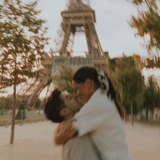 /img/4581-romantic-attire-paris.webp