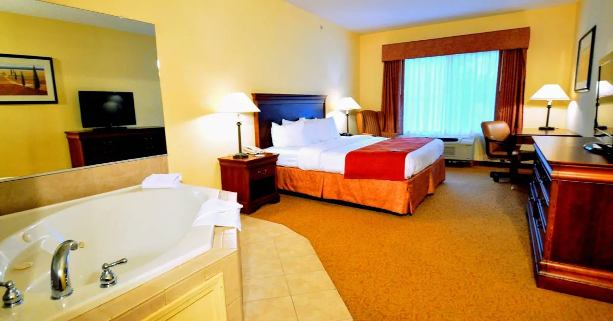 /img/4596-surfside-lake-suite.webp