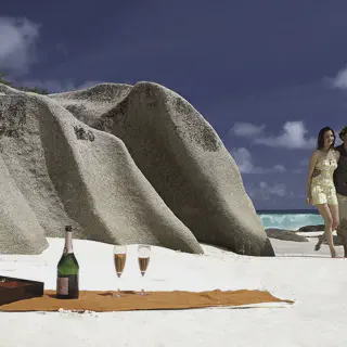 /img/4617-seychelles-honeymoon-couple-spa.webp