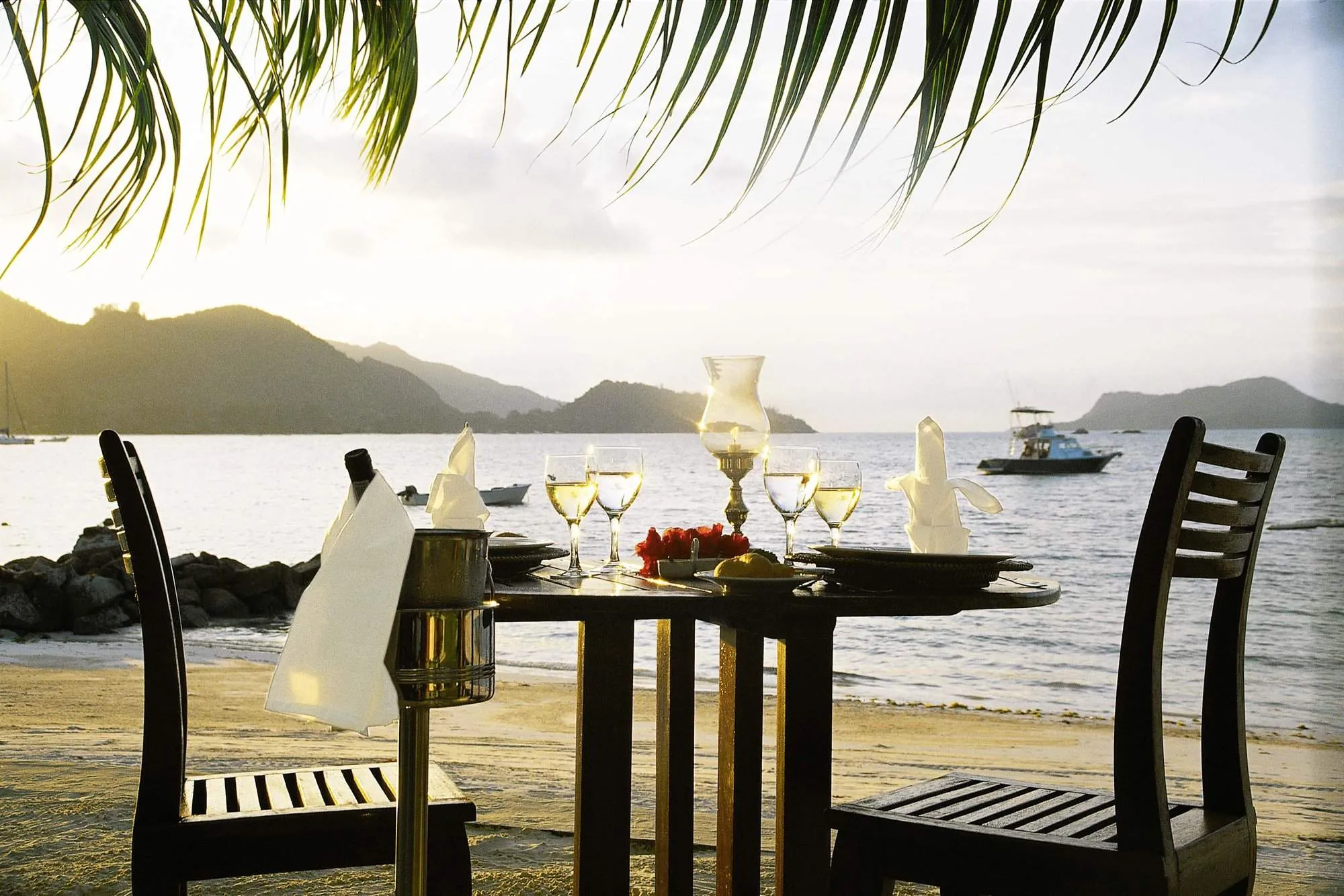 4617 seychelles honeymoon romantic dinner