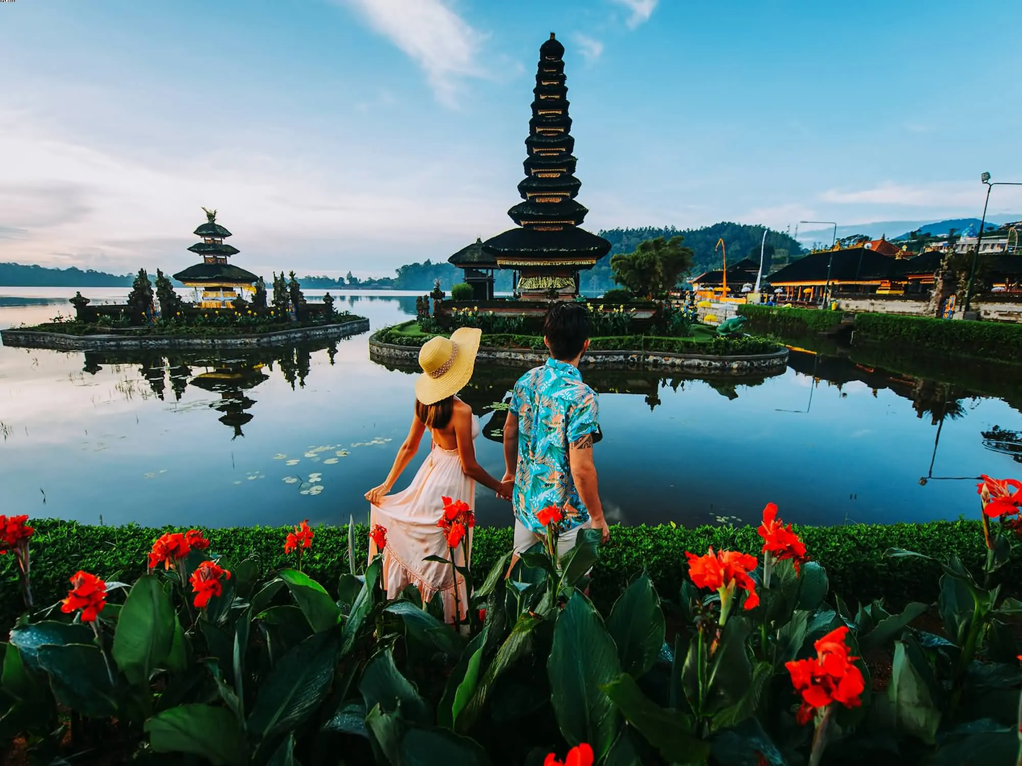 /img/4661-bali-honeymoon-couple-motorcycle.webp