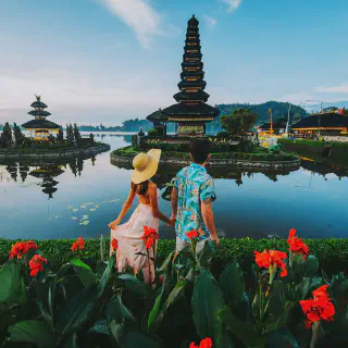 /img/4661-bali-honeymoon-couple-motorcycle.webp