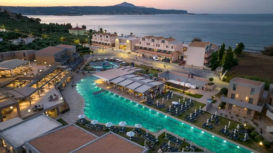 /img/4784-crete-hotel-pool.webp