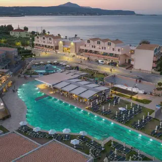 /img/4784-crete-hotel-pool.webp