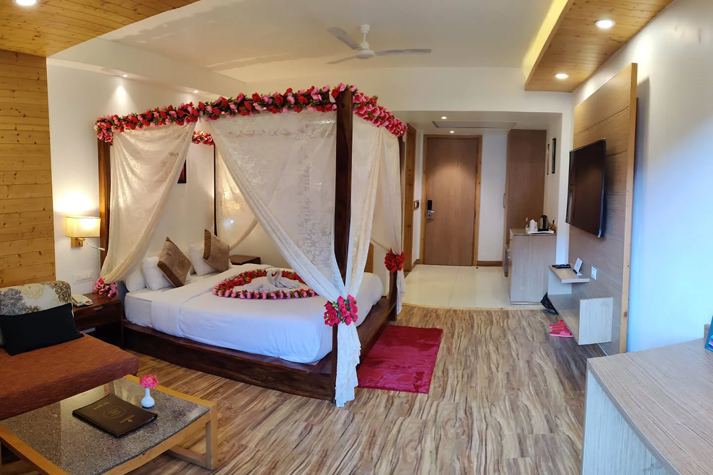 4838 honeymoon room hotel bedroom