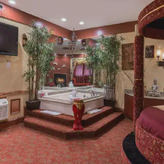 /img/4838-honeymoon-room-hotel-couple-sunset.webp