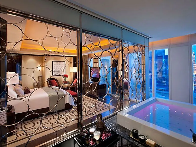 4838 honeymoon room hotel pool